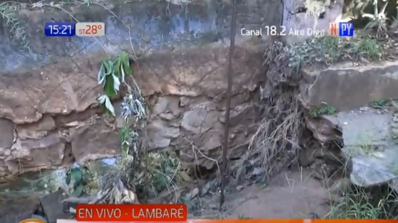 Una casa en Lambaré casi queda sin muralla tras trabajo de limpieza de la comuna