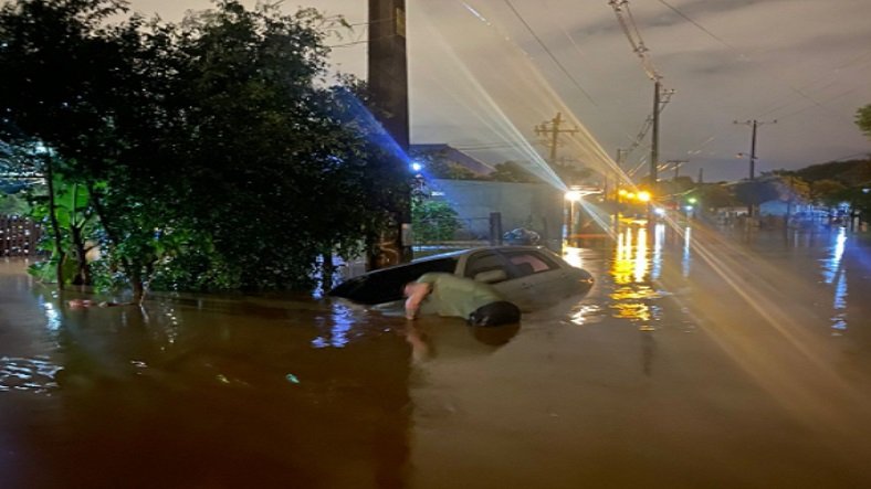 Alarmante inundación en barrio de Ciudad del Este